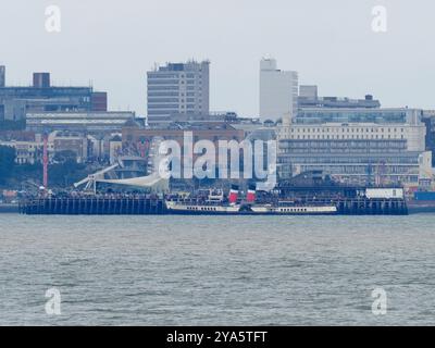 Sheerness, Kent, Großbritannien. Oktober 2024. Der historische Raddampfer Waverley neben dem Southend-on-Sea Pier, der von Sheerness während der Themse & London Saison gezeigt wird. Waverley ist der letzte Raddampfer der Welt. Quelle: James Bell/Alamy Live News Stockfoto