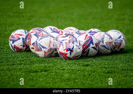 Spielen Sie die Bälle vor dem Spiel während des Spiels der Sky Bet League 2 zwischen Salford City und Grimsby Town im Peninsula Stadium, Salford am Samstag, den 12. Oktober 2024. (Foto: Ian Charles | MI News) Credit: MI News & Sport /Alamy Live News Stockfoto