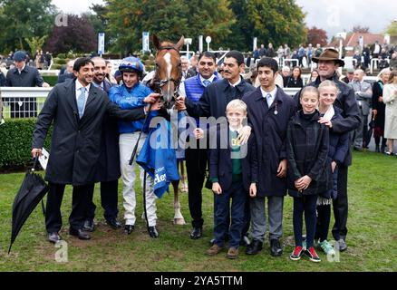 Jockey William Buick, Trainer Charlie Appleby und gewann Verbindungen zu den Trophäen, nachdem er die Darley Dewhurst Stakes mit Shadow of Light beim Dubai Future Champions Day auf der Newmarket Racecourse gewonnen hatte. Bilddatum: Samstag, 12. Oktober 2024. Stockfoto