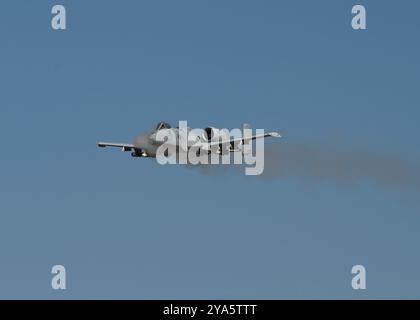 Ein Student der US Air Force Pilot der 357th Fighter Squadron führt einen Waffeneinsatz in einem A-10C Thunderbolt II Flugzeug auf der Barry M. Goldwater R durch Stockfoto