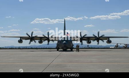 Ein HC-130J Combat King II Flugzeug der U.S. Air Force kehrt von einem Einsatz auf der Davis-Monthan Air Force Base, Arizona, am 7. Oktober 2024 zurück. Flieger aus dem 79t Stockfoto