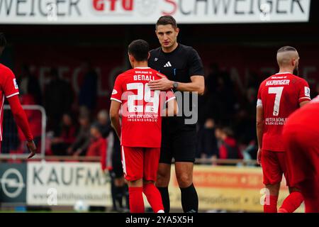 Bahlingen, Deutschland. September 2024. Schiedsrichter und Benali Elias (Bahlinger SC Nr 29) nach dem Spiel beim abklatschen Regionalliga S?dwest, Bahlinger SC vs SV Stuttgarter Kickers, 12.10.2024 DFB/DFL-VORSCHRIFTEN VERBIETEN JEDE VERWENDUNG VON FOTOGRAFIEN ALS BILDSEQUENZEN UND/ODER QUASI-VIDEO/dpa/Alamy Live News Stockfoto