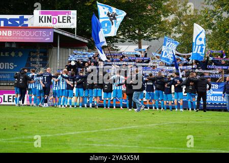 Bahlingen, Deutschland. September 2024. SV Stuttgarter Kickers nach dem Spiel bei den Fans Regionalliga S?dwest, Bahlinger SC vs. SV Stuttgarter Kickers, 12.10.2024 DFB/DFL-VORSCHRIFTEN VERBIETEN JEDE VERWENDUNG VON FOTOGRAFIEN ALS BILDSEQUENZEN UND/ODER QUASI-VIDEO/dpa/Alamy Live News Stockfoto