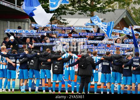 Bahlingen, Deutschland. September 2024. SV Stuttgarter Kickers nach dem Spiel vor dem Fanblock Regionalliga S?dwest, Bahlinger SC vs. SV Stuttgarter Kickers, 12.10.2024 DFB/DFL-VORSCHRIFTEN VERBIETEN JEDE VERWENDUNG VON FOTOGRAFIEN ALS BILDSEQUENZEN UND/ODER QUASI-VIDEO/dpa/Alamy Live News Stockfoto