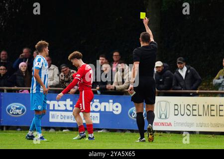 Bahlingen, Deutschland. September 2024. Gelbe Karte f?r Philipp Sonn (Bahlinger SC Nr. 3) Regionalliga S?dwest, Bahlinger SC vs. SV Stuttgarter Kickers, 12.10.2024 DFB/DFL-VORSCHRIFTEN VERBIETEN JEDE VERWENDUNG VON FOTOGRAFIEN ALS BILDSEQUENZEN UND/ODER QUASI-VIDEO/dpa/Alamy Live News Stockfoto