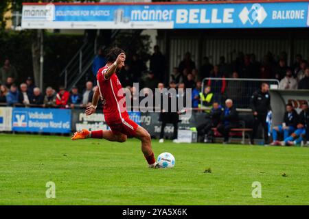 Bahlingen, Deutschland. September 2024. ? Beschreibung der Aktion? Regionalliga S?dwest, Bahlinger SC vs. SV Stuttgarter Kickers, 12.10.2024 DFB/DFL-VORSCHRIFTEN VERBIETEN JEDE VERWENDUNG VON FOTOS ALS BILDSEQUENZEN UND/ODER QUASI-VIDEO/dpa/Alamy Live News Stockfoto