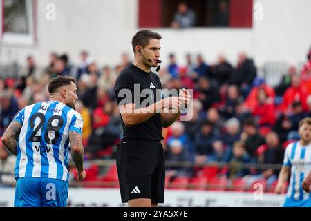 Bahlingen, Deutschland. September 2024. Schiedsrichter Tim Waldinger beim Pfiff f?r einen Wechsel Regionalliga S?dwest, Bahlinger SC vs. SV Stuttgarter Kickers, 12.10.2024 DFB/DFL-VORSCHRIFTEN VERBIETEN JEDE VERWENDUNG VON FOTOGRAFIEN ALS BILDSEQUENZEN UND/ODER QUASI-VIDEO/dpa/Alamy Live News Stockfoto