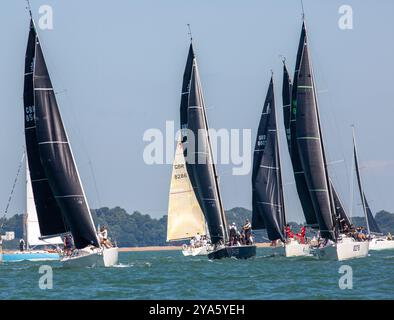 Cowes, Isle of Wight, Großbritannien - Juli 31 2024: J109-Yachten fahren in der Cowes Week 2024 Stockfoto