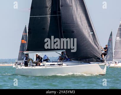 Cowes, Isle of Wight, Großbritannien - Juli 31 2024: J109-Yachten fahren in der Cowes Week 2024 Stockfoto