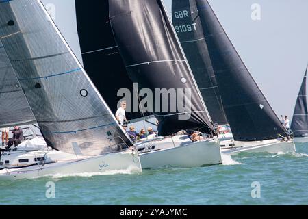 Cowes, Isle of Wight, Großbritannien - Juli 31 2024: J109-Yachten fahren in der Cowes Week 2024 Stockfoto