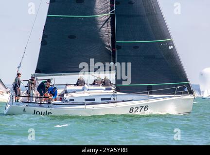 Cowes, Isle of Wight, Großbritannien - Juli 31 2024: J109-Yachten fahren in der Cowes Week 2024 Stockfoto