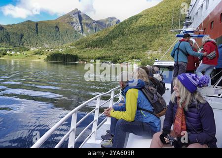 Norwegische See, Norwegen 10. September 2024 Kreuzfahrtpassagiere nehmen eine Fähre vom Kreuzfahrtschiff HurtigrutenÕs Kong Harald zur Ortschaft Urke auf der HJ¿ru Stockfoto