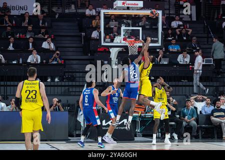 Istanbul, Türkei. Oktober 2024. Dan Oturu (L) von Anadolu Efes und Khem Birch (R) von Fenerbahce Beko wurden während des Basketballspiels der Turkish Airlines Euroleague Woche 2 zwischen Anadolu Efes und Fenerbahce Beko im Basketball Development Center gesehen. Endergebnis: Anadolu Efes 78:83 Fenerbahce. (Foto: Onur Dogman/SOPA Images/SIPA USA) Credit: SIPA USA/Alamy Live News Stockfoto
