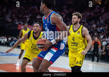 Istanbul, Türkei. Oktober 2024. Dan Oturu (C) von Anadolu Efes wurde während des Basketballspiels der Turkish Airlines Euroleague Woche 2 zwischen Anadolu Efes und Fenerbahce Beko im Basketball Development Center gesehen. Endergebnis: Anadolu Efes 78:83 Fenerbahce. (Foto: Onur Dogman/SOPA Images/SIPA USA) Credit: SIPA USA/Alamy Live News Stockfoto