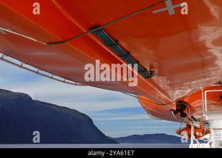 Norwegische See, Norwegen 10. September 2024 Blick unter dem Rettungsboot auf dem Kreuzfahrtschiff im HJ¿rundfjord, in der Nähe des malerischen Dorfes Urke. Stockfoto