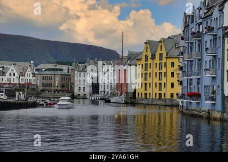 Lesund, Norwegische See, Norwegen 10. September 2024 Sportboote verlassen den Hafen in der Jugendstilstadt Lesund Stockfoto