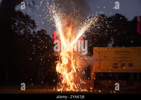 Srinagar, Jammu Und Kaschmir, Indien. Oktober 2024. Ein Bildnis des mythischen Dämonenkönigs Ravana geht in Flammen auf und markiert das Ende des Dussehra-Festivals in Srinagar. Dussehra erinnert an den Triumph von Lord Rama über Ravana, symbolisiert den Sieg des Guten über das Böse. (Credit Image: © Adil Abass/ZUMA Press Wire) NUR REDAKTIONELLE VERWENDUNG! Nicht für kommerzielle ZWECKE! Stockfoto