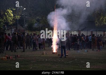 Srinagar, Jammu Und Kaschmir, Indien. Oktober 2024. Die Menschen feiern, wie das Bildnis des mythischen Dämonenkönigs Ravana in Flammen aufgeht und das Ende des Dussehra-Festivals in Srinagar markiert. Dussehra erinnert an den Triumph von Lord Rama über Ravana, symbolisiert den Sieg des Guten über das Böse. (Credit Image: © Adil Abass/ZUMA Press Wire) NUR REDAKTIONELLE VERWENDUNG! Nicht für kommerzielle ZWECKE! Stockfoto