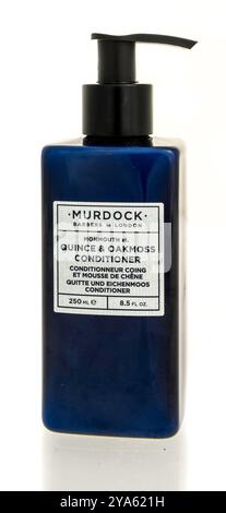 Winneconne, WI - 27. Juli 2024: Ein Paket von Murdock-Friseurbarbern und London Quitte- und Eichenmoos-Conditioner auf einem isolierten Hintergrund. Stockfoto