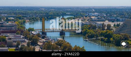 Blick aus der Vogelperspektive auf Sacramento mit Tower Bridge und Stadtlandschaft Stockfoto