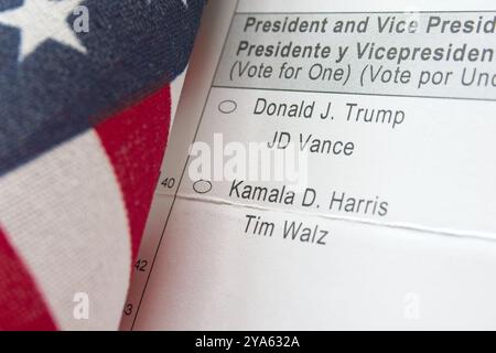 Ein umstrittenes US-Präsidentschaftswettlauf mit einer Wahlurne, die die Wahlmöglichkeiten von Donald Trump und Kamala Harris zeigt Stockfoto