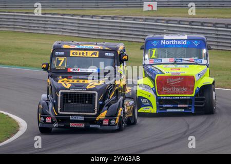 Stuart Oliver im Team Oliver Racing Volvo VNL führt Ryan Smith während des Snetterton British Truck Racing Championship Rennens 2023 in Norfolk an. Stockfoto