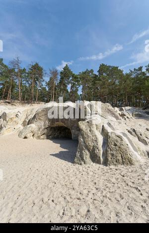 Sandhöhlen, Sandhohlen im Heerser Waldgebiet im Harz nahe der Stadt Blankenburg unterhalb des Regensteins in Deutschland Stockfoto