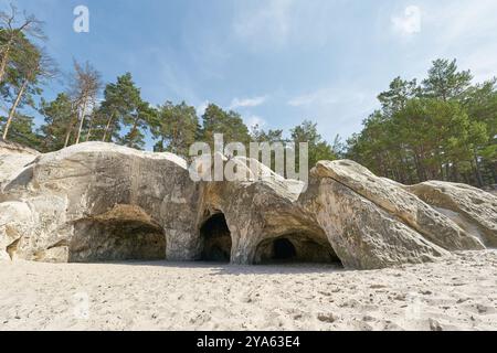 Sandhöhlen, Sandhohlen im Heerser Waldgebiet im Harz nahe der Stadt Blankenburg unterhalb des Regensteins in Deutschland Stockfoto