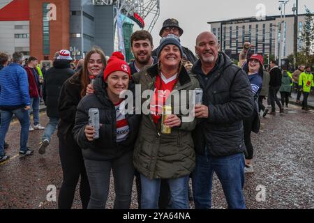 Manchester, Großbritannien. Oktober 2024. Fans kommen beim Grand Final-Spiel der Betfred Super League Wigan Warriors gegen Hull KR in Old Trafford, Manchester, Großbritannien, am 12. Oktober 2024 (Foto: Mark Cosgrove/News Images) in Manchester, Großbritannien, am 12. Oktober 2024 in Old Trafford, Manchester, Großbritannien. (Foto: Mark Cosgrove/News Images/SIPA USA) Credit: SIPA USA/Alamy Live News Stockfoto