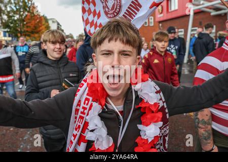 Manchester, Großbritannien. Oktober 2024. Wigan-Fans kommen während des Grand Final-Spiels der Betfred Super League Wigan Warriors gegen Hull KR am 12. Oktober 2024 in Old Trafford, Manchester, Großbritannien (Foto: Mark Cosgrove/News Images) in Manchester, Großbritannien am 12. Oktober 2024. (Foto: Mark Cosgrove/News Images/SIPA USA) Credit: SIPA USA/Alamy Live News Stockfoto