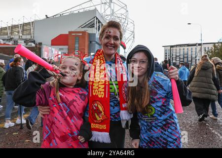 Manchester, Großbritannien. Oktober 2024. Wigan-Fans kommen während des Grand Final-Spiels der Betfred Super League Wigan Warriors gegen Hull KR am 12. Oktober 2024 in Old Trafford, Manchester, Großbritannien (Foto: Mark Cosgrove/News Images) in Manchester, Großbritannien am 12. Oktober 2024. (Foto: Mark Cosgrove/News Images/SIPA USA) Credit: SIPA USA/Alamy Live News Stockfoto