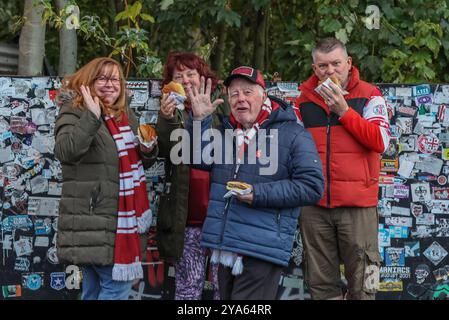 Manchester, Großbritannien. Oktober 2024. Fans kommen beim Grand Final-Spiel der Betfred Super League Wigan Warriors gegen Hull KR in Old Trafford, Manchester, Großbritannien, am 12. Oktober 2024 (Foto: Mark Cosgrove/News Images) in Manchester, Großbritannien, am 12. Oktober 2024 in Old Trafford, Manchester, Großbritannien. (Foto: Mark Cosgrove/News Images/SIPA USA) Credit: SIPA USA/Alamy Live News Stockfoto