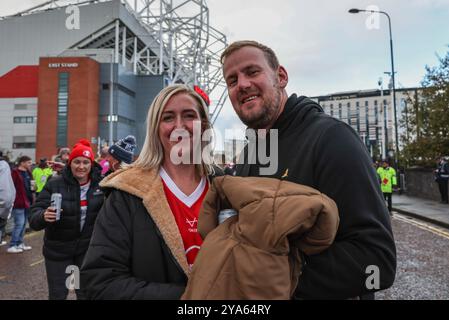 Manchester, Großbritannien. Oktober 2024. Fans kommen beim Grand Final-Spiel der Betfred Super League Wigan Warriors gegen Hull KR in Old Trafford, Manchester, Großbritannien, am 12. Oktober 2024 (Foto: Mark Cosgrove/News Images) in Manchester, Großbritannien, am 12. Oktober 2024 in Old Trafford, Manchester, Großbritannien. (Foto: Mark Cosgrove/News Images/SIPA USA) Credit: SIPA USA/Alamy Live News Stockfoto