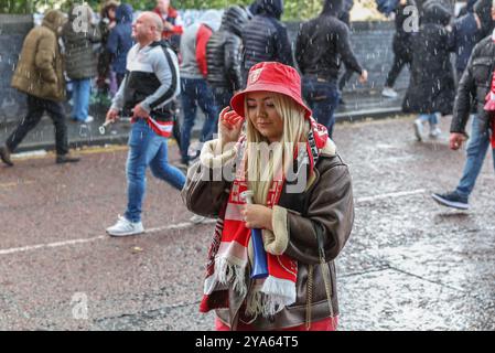 Manchester, Großbritannien. Oktober 2024. Die Fans machen sich auf den Weg nach Old Trafford, Manchester, Großbritannien, am 12. Oktober 2024 (Foto: Mark Cosgrove/News Images) in Manchester, Großbritannien, am 12. Oktober 2024 in Manchester, Großbritannien. (Foto: Mark Cosgrove/News Images/SIPA USA) Credit: SIPA USA/Alamy Live News Stockfoto