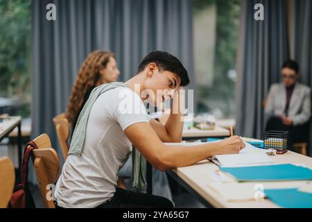 Konzentrierte Schüler arbeiten in einem modernen Klassenzimmer zusammen Stockfoto