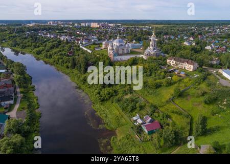 Das antike Kloster der Heiligen Boris und Gleb im Stadtbild an einem Julitag (Luftfotografie). Torzhok, Russland Stockfoto