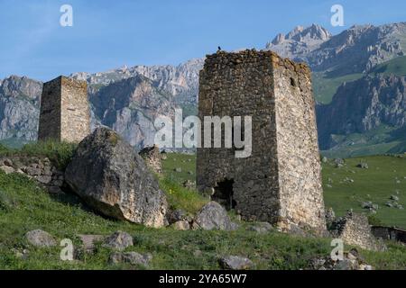 Ruinen der alten ossetischen Ahnentürme in einer Berglandschaft an einem sonnigen Juni-Tag. Nordossetien-Alanien. Russische Föderation Stockfoto