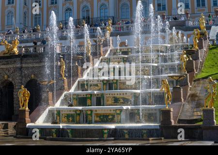 PETRODVORETS, RUSSLAND - 13. JUNI 2024: Terrassen der Großen Kaskade an einem Junitag. Schloss Peterhof und Parkkomplex Stockfoto