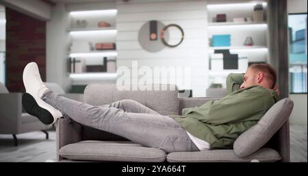 Porträt Des Müden Mannes, Der Auf Der Couch Schläft Stockfoto