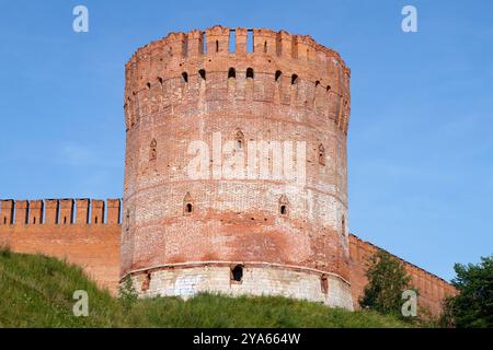 Der antike Turm „Adler“ der Smolensk Festung aus nächster Nähe an einem sonnigen Julitag. Smolensk, Russland Stockfoto