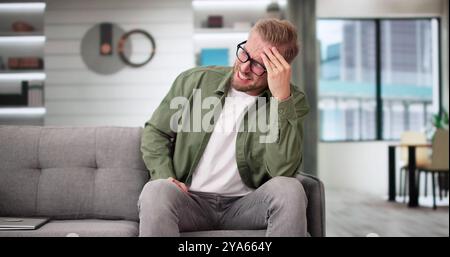 Sorgte Mitte der erwachsene Mann leidet unter Kopfschmerzen zu Hause Stockfoto