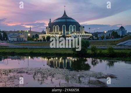 TULA, RUSSLAND - 14. JULI 2024: Blick auf das Gebäude des Staatlichen Waffenmuseums in der Dämmerung des Juli Stockfoto