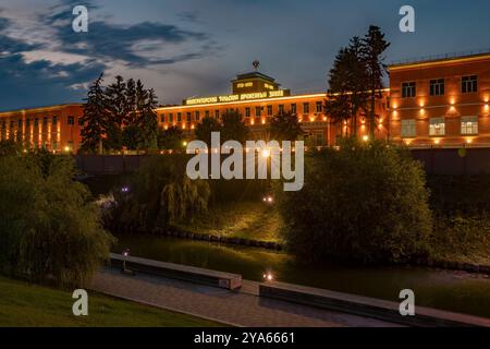 TULA, RUSSLAND - 14. JULI 2024: UPA-Uferdamm und Werkstätten der kaiserlichen Tula-Waffenfabrik in einer Julinacht Stockfoto