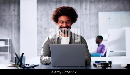 Afroamerikanischer Geschäftsmann Designer Mit Laptop Im Büro Fotos Bearbeiten Stockfoto