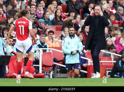 London, Großbritannien. Oktober 2024. Jonas Eidevall, Manager von Arsenal, gibt Katie McCabe von Arsenal während des FA Women's Super League-Spiels im Emirates Stadium in London. Der Bildnachweis sollte lauten: Paul Terry/Sportimage Credit: Sportimage Ltd/Alamy Live News Stockfoto