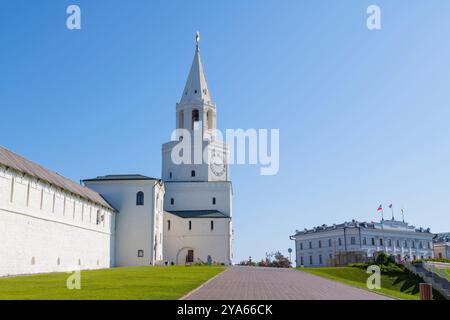 Blick auf den Spasskaya-Turm des Kasaner Kremls an einem sonnigen Septembermorgen. Kasan, Russland Stockfoto