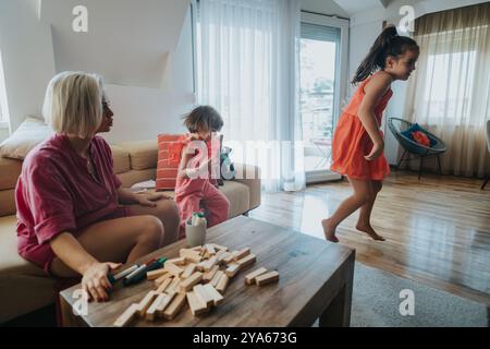 Die Familie genießt spielerische Momente drinnen mit fröhlichen Kindern Stockfoto