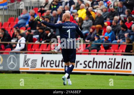 Bahlingen, Deutschland. Oktober 2024. Torh?ter Felix Dornebusch (SV Stuttgarter Kickers Nr. 1) der Anweisungen gibt Regionalliga S?dwest, Bahlinger SC vs SV Stuttgarter Kickers, 12.10.2024 DFB/DFL-VORSCHRIFTEN VERBIETEN JEDE VERWENDUNG VON FOTOGRAFIEN ALS BILDSEQUENZEN UND/ODER QUASI-VIDEO/dpa/Alamy Live News Stockfoto