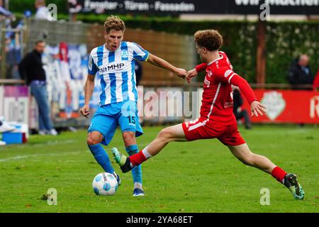 Bahlingen, Deutschland. Oktober 2024. ZWEIKAMPF-Aktion von Philipp Sonn (Bahlinger SC Nr. 3) und Nico blank (SV Stuttgarter Kickers Nr. 15) Regionalliga S?dwest, Bahlinger SC vs. SV Stuttgarter Kickers, 12.10.2024 DFB/DFL-VORSCHRIFTEN VERBIETEN JEDE VERWENDUNG VON FOTOGRAFIEN ALS BILDSEQUENZEN UND/ODER QUASI-VIDEO/dpa/Alamy Live News Stockfoto