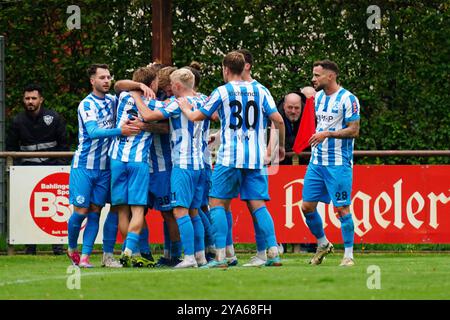 Bahlingen, Deutschland. Oktober 2024. Torjubel mit der Mannschaft zum 0:2 durch David Braig (SV Stuttgarter Kickers Nr. 22) Regionalliga S?dwest, Bahlinger SC vs. SV Stuttgarter Kickers, 12.10.2024 DFB/DFL-VORSCHRIFTEN VERBIETEN JEDE VERWENDUNG VON FOTOGRAFIEN ALS BILDSEQUENZEN UND/ODER QUASI-VIDEO/dpa/Alamy Live News Stockfoto